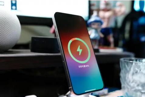 玉树苹果15换屏服务分享用什么充电器给iPhone15充电更好 